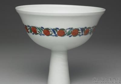 图片[2]-Stem bowl with decoration of flowers and birds in wucai polychrome enamels on a white ground, Qing dynasty (1644-1911)-China Archive